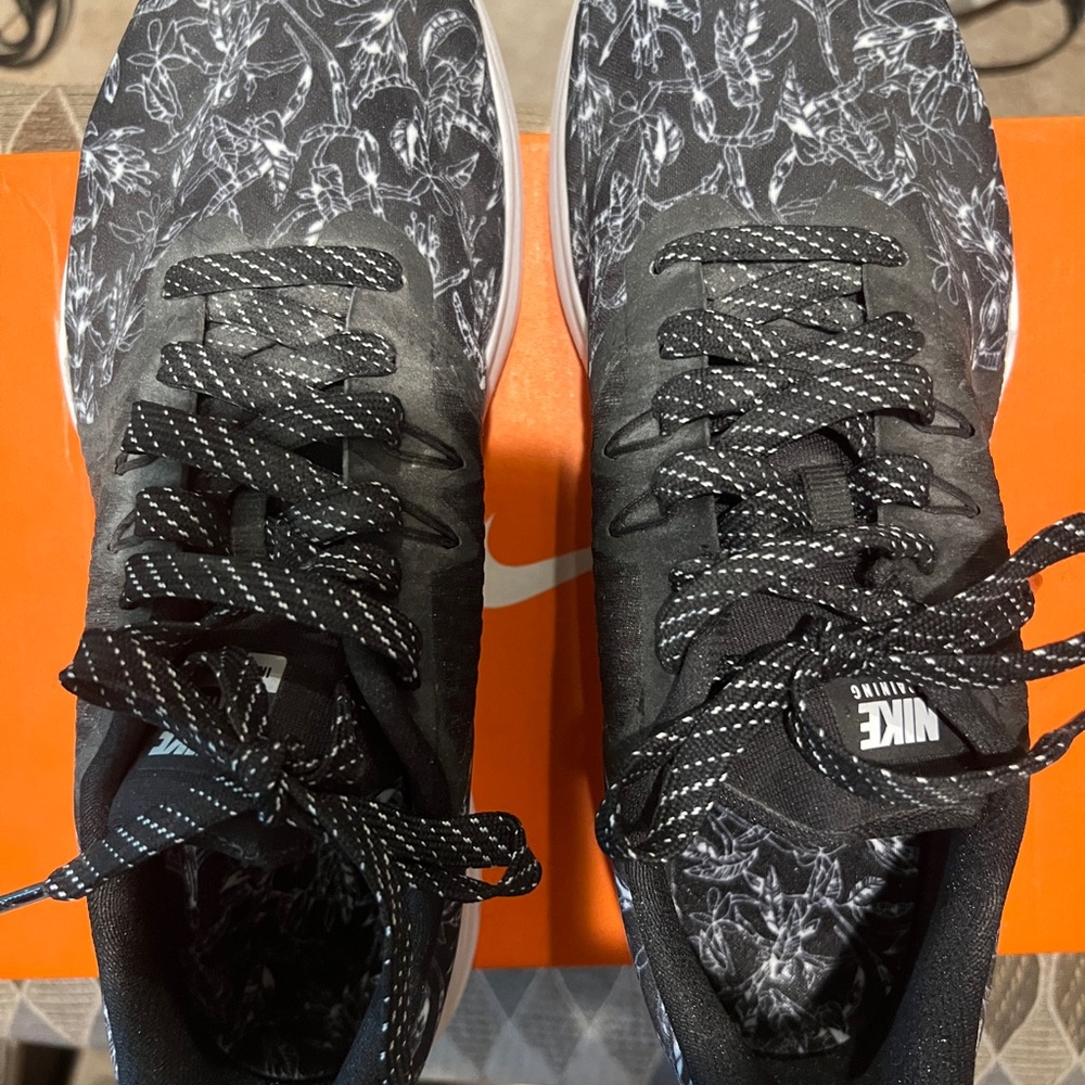 Nike Black and White Performance Athletic Shoes 
Size 9 Women’s